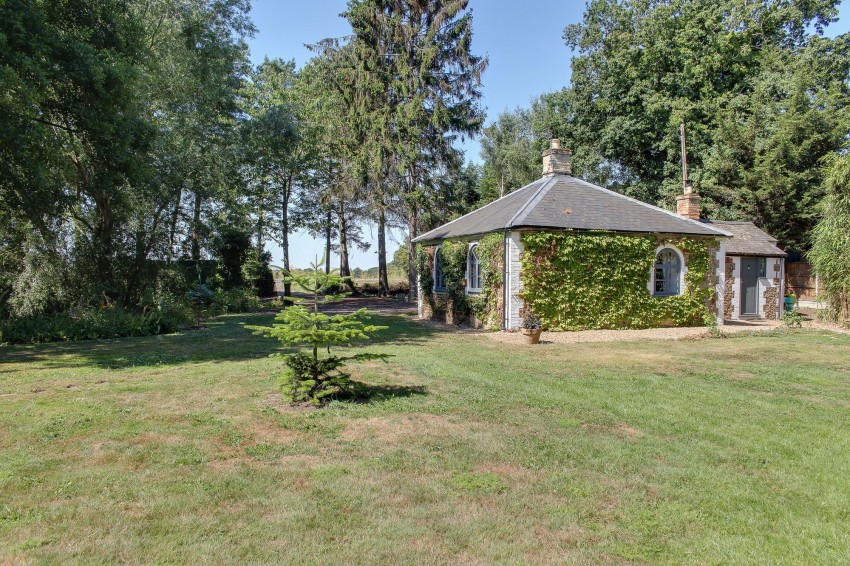 Images for Main Road, West Bilney, PE32 EAID:4037033056 BID:1d497ef6-e698-4427-833a-3b42529ac059