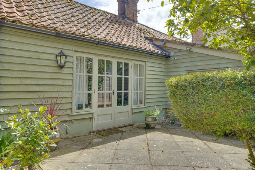 Images for High Street, Chippenham, CB7 EAID:4037033056 BID:e22d2fe2-cd8a-4ee5-877e-aff44adbf8aa