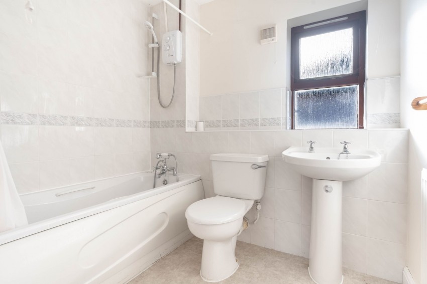 Images for High Street, Castle Camps, CB21 EAID:4037033056 BID:2f5b1148-b901-4d34-9e72-64b6a96df570