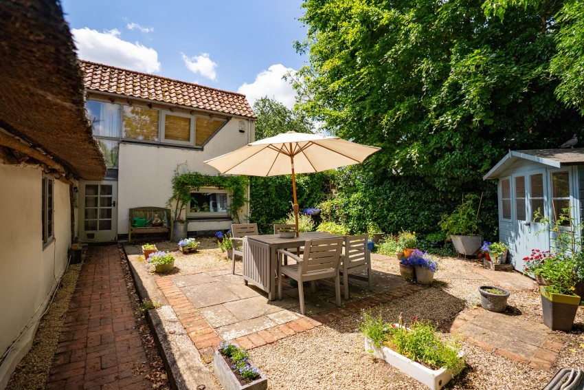 Images for 9 West Wratting Road, Balsham, CB21 EAID:4037033056 BID:2f5b1148-b901-4d34-9e72-64b6a96df570