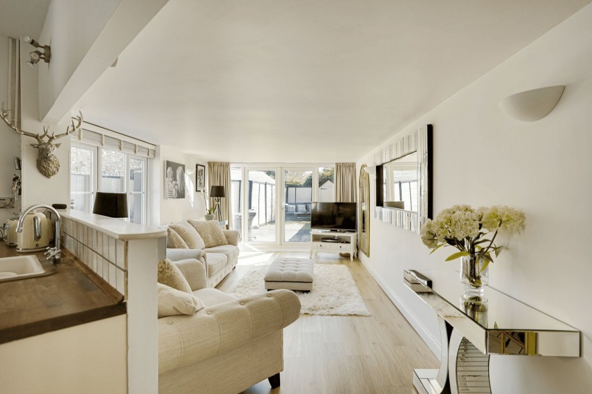 Images for Exeter Road, Newmarket, CB8 EAID:4037033056 BID:e22d2fe2-cd8a-4ee5-877e-aff44adbf8aa
